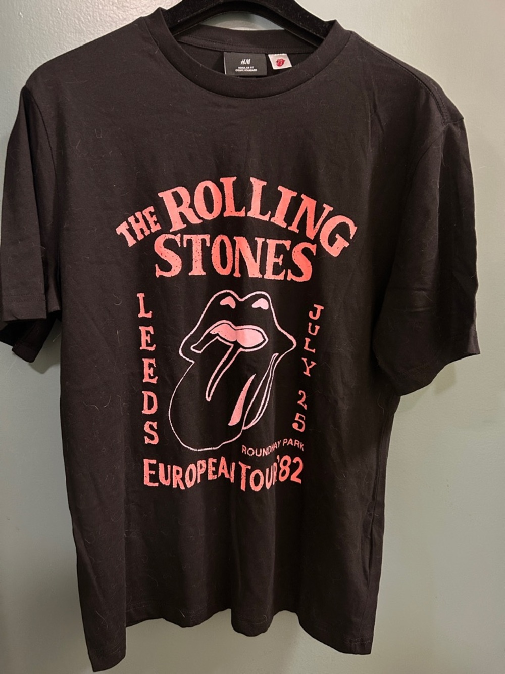 H&M Men’s Black Short-Sleeve Tee with Pink Rolling Stones Graphic BRAND NEW TAG